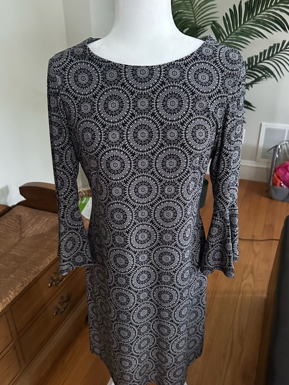 Tommy Hilfiger Black and White Circular Print with Bell Sleeves Dress in size 6.